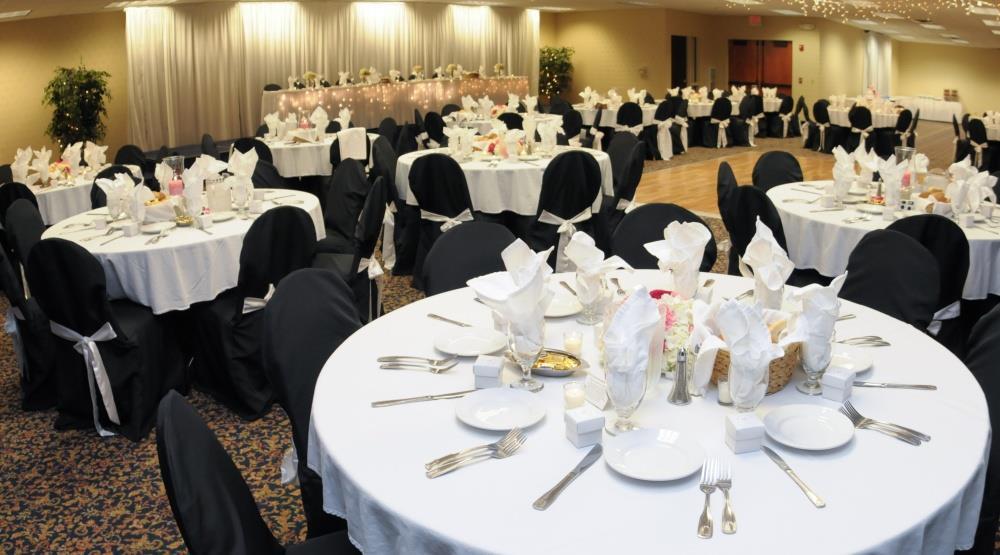 Wyndham Garden Kenosha Harborside Hotel Restaurant photo